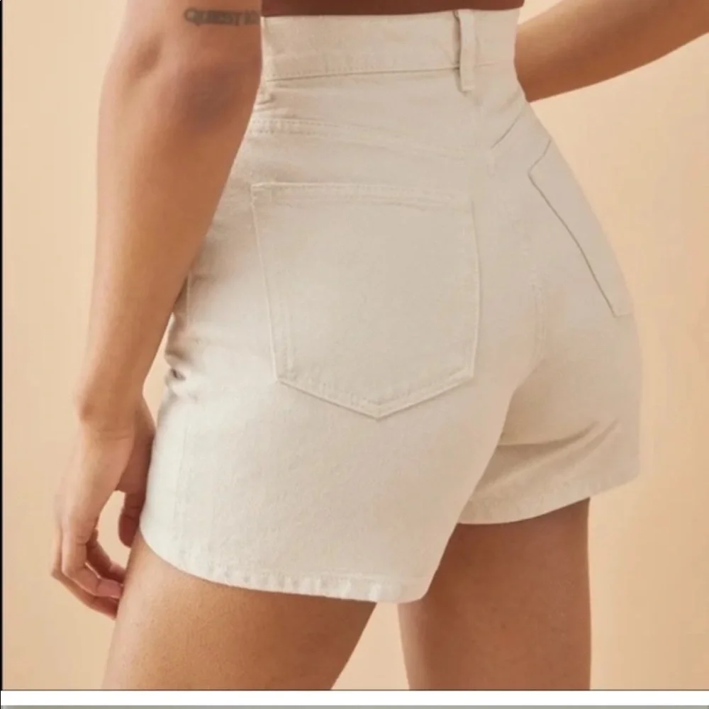 NWOT REFORMATION AMY BUTTON FLY HIGH RISE JEAN DENIM SHORTS BONE WASH Size 29 - Picture 3 of 15